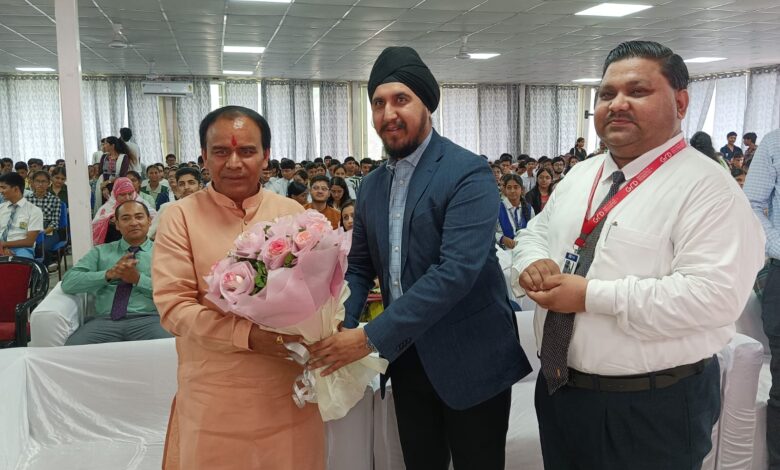 जीआरडी में उच्च शिक्षा मंत्री धन सिंह रावत ने किया मेधावी छात्रों का सम्मान
