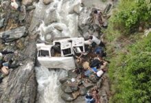 पिथौरागढ़ में जीप नदी में गिरी, आठ लोगों की मौत, छह घायल पिथौरागढ़ में जीप नदी में गिरी, आठ लोगों की मौत, छह घायल
