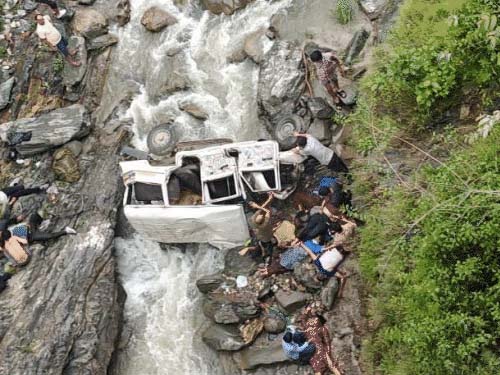 पिथौरागढ़ में जीप नदी में गिरी, आठ लोगों की मौत, छह घायल