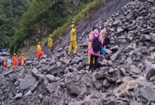 एसडीआरएफ के जवानों ने भूस्खलन के कारण फंसे 40 श्रद्धालुओं को सुरक्षित निकाला एसडीआरएफ के जवानों ने भूस्खलन के कारण फंसे 40 श्रद्धालुओं को सुरक्षित निकाला