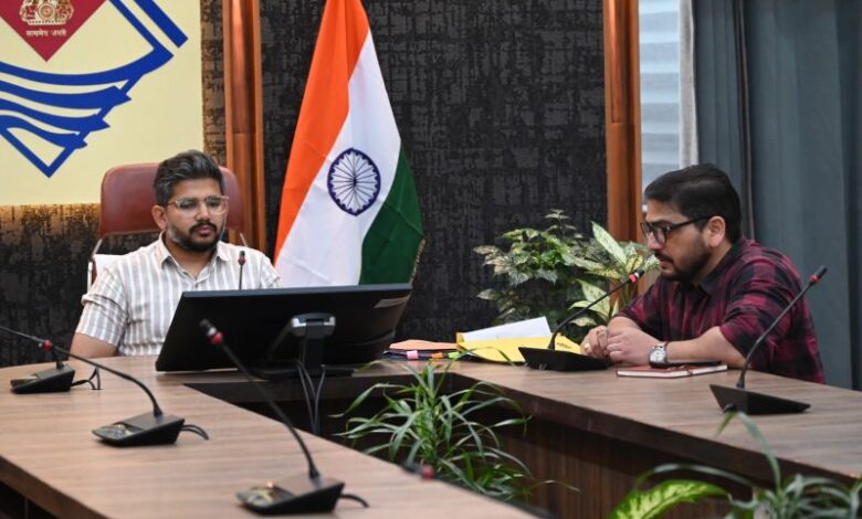 त्रिस्तरीय पंचायत चुनाव को लेकर कार्मिकों का हुआ पहला रेन्डमाइजेशन