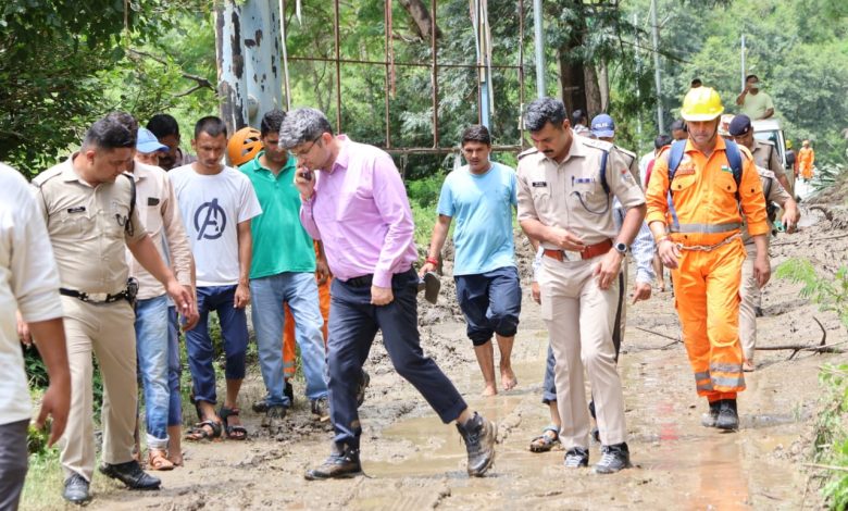 जिलाधिकारी ने आपदा प्रभावित क्षेत्र का किया स्थलीय निरीक्षण