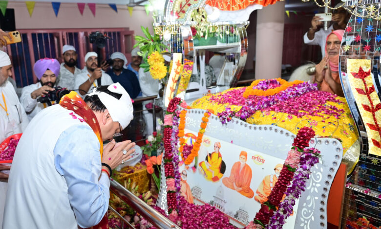 सीएम धामी बोले, समाज को सेवा, सत्य और भक्ति के मार्ग पर चलने के लिए लोगों को किया प्रेरित