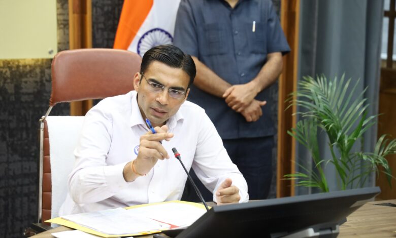 पिता का आकस्मिक निधन; पढाई पर संकट; जिला प्रशासन ने थामा रिहान का हाथ