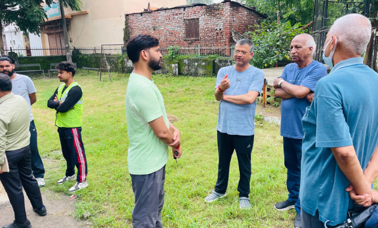 मेयर थपलियाल ने औचक निरीक्षण कर सुपरवाइजर एवं कर्मचारियों को दिए सख्त निर्देश