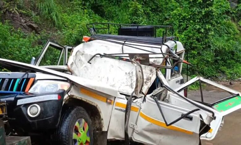 बोलेरो पर गिरा बोल्डर, दो लोगों की दर्दनाक मौत