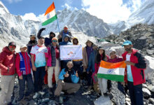 हिमालय के एवरेस्ट बेस कैंप पर भारत और नेपाल के लोगों ने मनाया स्वतंत्रता दिवस हिमालय के एवरेस्ट बेस कैंप पर भारत और नेपाल के लोगों ने मनाया स्वतंत्रता दिवस