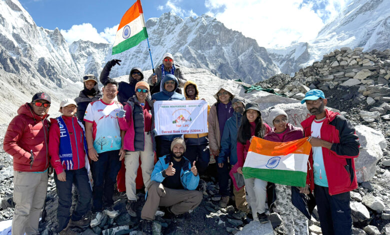 हिमालय के एवरेस्ट बेस कैंप पर भारत और नेपाल के लोगों ने मनाया स्वतंत्रता दिवस