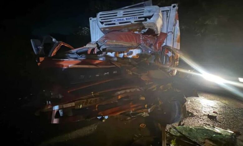 डेयरी वाहन और ट्रक की जबरदस्त टक्कर