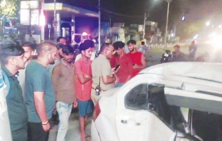 पटेलनगर देहरादून में सड़क पर फिसली कार, चार घायल, चालक गंभीर रूप से घायल