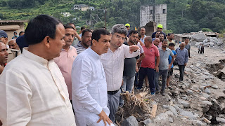गढ़वाल सांसद अनिल बलूनी एवं केबिनेट मंत्री डॉ. धनसिंह रावत पीड़ितों का हाल जानने थराली पहुंचे