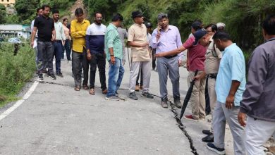 चमोली के थराली में आपदा राहत कार्यों का जिलाधिकारी तिवारी व पुलिस अधीक्षक सर्वेश पंवार ने किया स्थलीय निरीक्षण