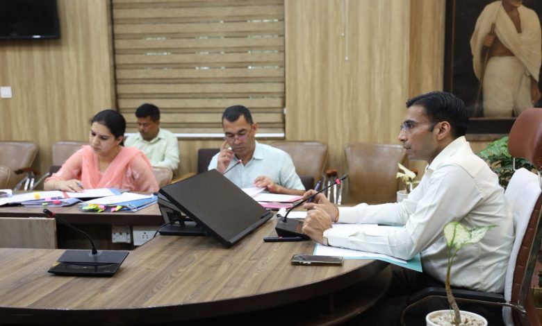 लंबित आपराधिक वादों के त्वरित निस्तारण को लेकर डीएम ने की समीक्षा बैठक। लंबित आपराधिक वादों के त्वरित निस्तारण को लेकर डीएम ने की समीक्षा बैठक।