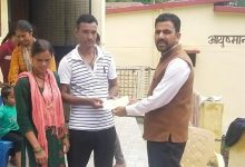 भावित क्षेत्रों में वितरित किये राहत राशि के चेक भावित क्षेत्रों में वितरित किये राहत राशि के चेक