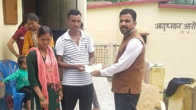 भावित क्षेत्रों में वितरित किये राहत राशि के चेक