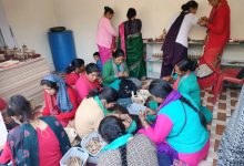 चारधाम यात्रा से जुड़े विभिन्न स्मृति चिन्ह बनाकर रोजगार कर रही महिलाएं