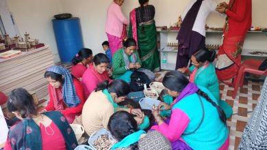 चारधाम यात्रा से जुड़े विभिन्न स्मृति चिन्ह बनाकर रोजगार कर रही महिलाएं