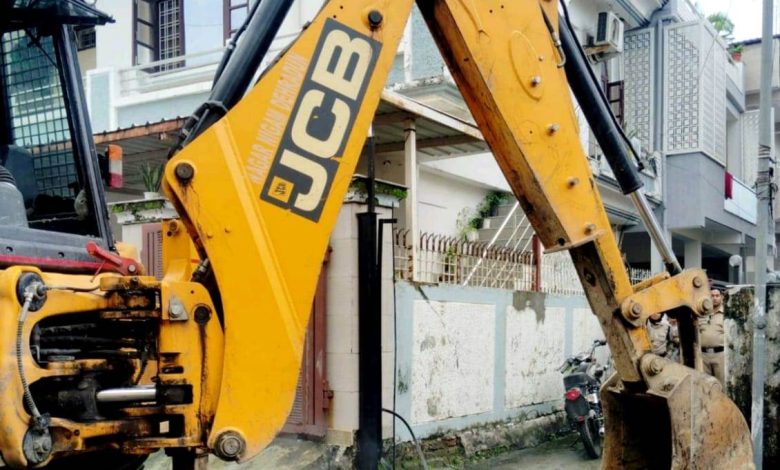 अतिक्रमण कर रोड पर बनाया गेट प्रशासन ने किया ध्वस्त