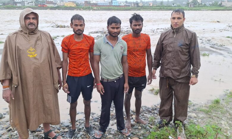 प्रेमनगर में नदी के बीच फंसे तीन लोगों को एनडीआरएफ, एसडीआरएफ ने किया रेस्क्यू