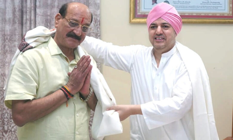 “वन मंत्री सुबोध उनियाल ने श्री दरबार साहिब में टेका, श्रीमहंत देवेन्द्र दास महाराज से हुई समसामयिक विषयों पर विस्तारपूर्वक चर्चा