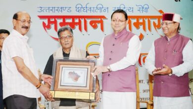 सीएम धामी ने साहित्यकार शैलेश मटियानी, गिरीश तिवारी, शेरदा अनपढ़, हीरा सिंह राणा, सोमवारी लाल उनियाल व अतुल शर्मा को उत्तराखंड दीर्घकालीन साहित्य सेवी सम्मान से किया सम्मानित  