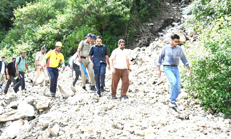 ढाई घंटे का पैदल सफर कर फुलेत, छमरोली, सिमयारी, सिल्ला, क्यारी, सिरोना, पंहुचकर डीएम ने सुनी जनता की समस्याएं