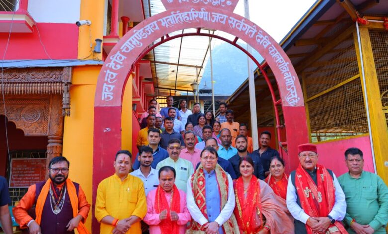 आपदा से जूझ रहे प्रदेश के लिए मां धारी देवी से आशीर्वाद लेने पहुंचे सीएम धामी, भावुक हुए श्रद्धालु