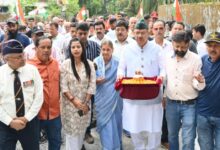 सैनिक कल्याण मंत्री गणेश जोशी ने शहीद के चित्र पर माल्यार्पण कर श्रद्धांजलि अर्पित की, आंगन की पवित्र मिट्टी का ताम्रकलश में किया संग्रहण