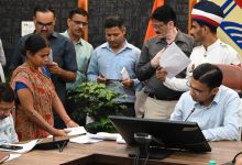 व्यथित विधवा निशा, घर में दौड रहा करंट, पड़ोसी नहीं करने दे रहा प्लस्तर, तहसीलदार को प्रवर्तन कार्रवाई के निर्देश।