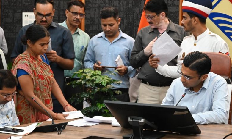 व्यथित विधवा निशा, घर में दौड रहा करंट, पड़ोसी नहीं करने दे रहा प्लस्तर, तहसीलदार को प्रवर्तन कार्रवाई के निर्देश।