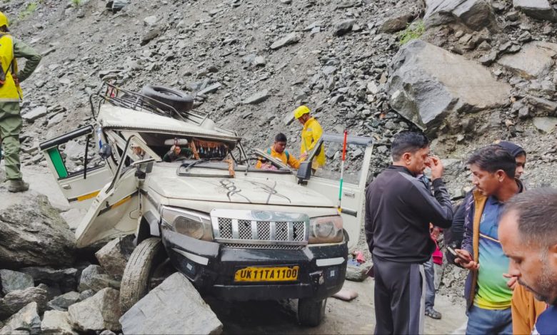 मुनकटिया लैंडस्लाइड जोन में बोलेरो वाहन दुर्घटनाग्रस्त, 2 लोगों की मौत, 3 घायल