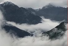 बद्रीनाथ धाम में बर्फबारी ने बढ़ाई ठिठुरन, सितंबर में लोग लिपटें गर्म कपड़ों से