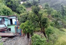 अतिवृष्टि के चलते जनपद में लोगों की मुश्किलें बढ़ीं, गौचर के पास काण्डा गांव में पड़ी दरारें
