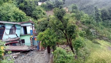 अतिवृष्टि के चलते जनपद में लोगों की मुश्किलें बढ़ीं, गौचर के पास काण्डा गांव में पड़ी दरारें