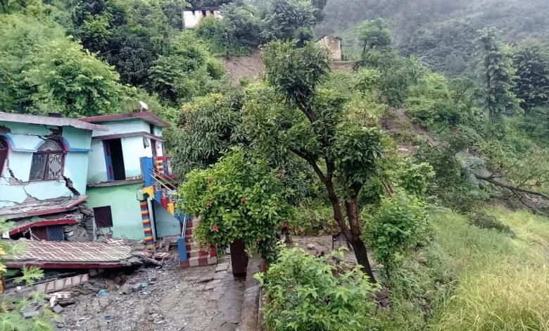 अतिवृष्टि के चलते जनपद में लोगों की मुश्किलें बढ़ीं, गौचर के पास काण्डा गांव में पड़ी दरारें