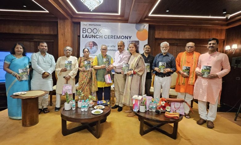 जगूड़ी ने पीसीएस अधिकारी डॉ. ललित नारायण मिश्र की पुस्तक “गौहन्ना डॉट कॉम” का किया विमोचन 