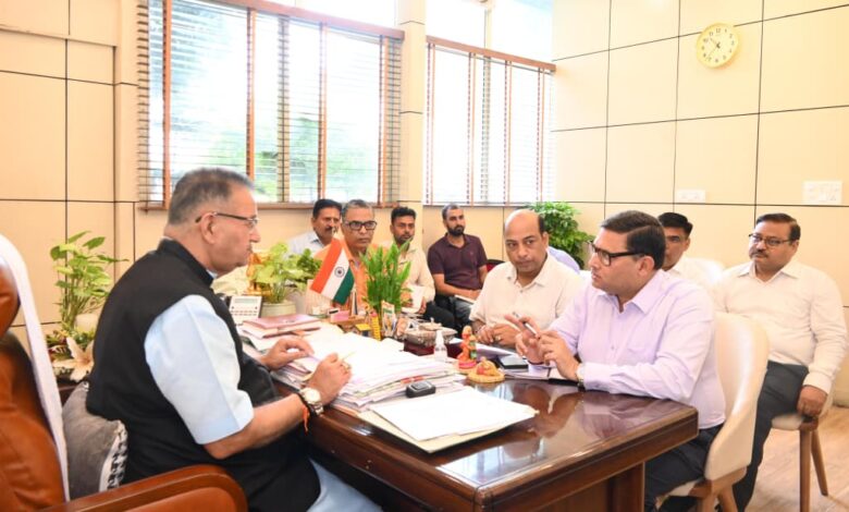 जो कार्य अभी लंबित हैं, उन्हें प्राथमिकता से पूर्ण किया जाए: गणेश जोशी