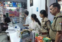 चमोली जिले में जिलाधिकारी के निर्देश पर तहसील और पुलिस की टीम ने दवाई की दुकानों का किया निरीक्षण