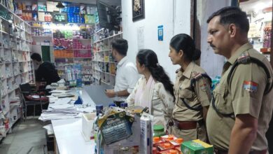 चमोली जिले में जिलाधिकारी के निर्देश पर तहसील और पुलिस की टीम ने दवाई की दुकानों का किया निरीक्षण