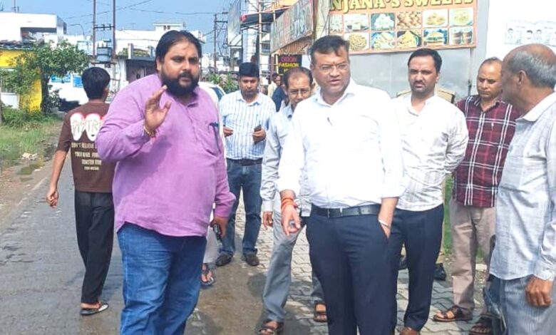 मेयर सौरभ थपलियाल ने किया पार्षद संग वार्ड का निरीक्षण