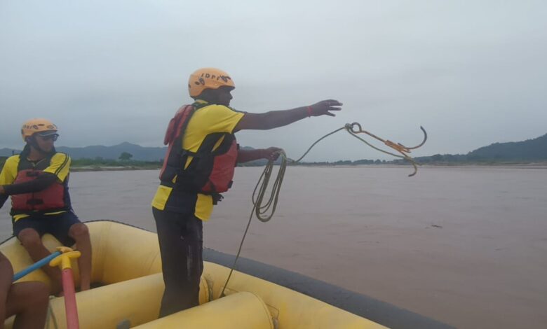 नमामि गंगे घाट में डूबे व्यक्ति की सर्चिंग के लिए एसडीआरएफ उत्तराखण्ड पुलिस द्वारा अभियान जारी