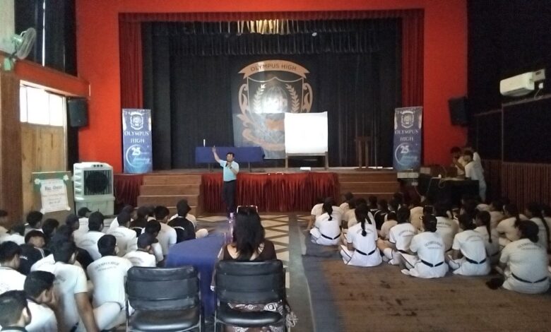 ओलंपस हाई स्कूल में विद्यार्थियों के लिए एआई जागरूकता सत्र आयोजित