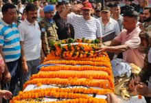 सैनिक कल्याण मंत्री गणेश जोशी ने नायक सूबेदार सुजीत कुमार प्रधान के पार्थिव शरीर पर किए पुष्पचक्र अर्पित