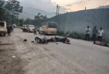 दो बाइक सवारों की सड़क किनारे खड़े पिकअप लोडर से हुई टक्कर