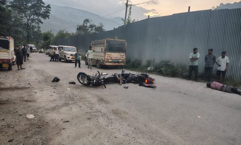 दो बाइक सवारों की सड़क किनारे खड़े पिकअप लोडर से हुई टक्कर