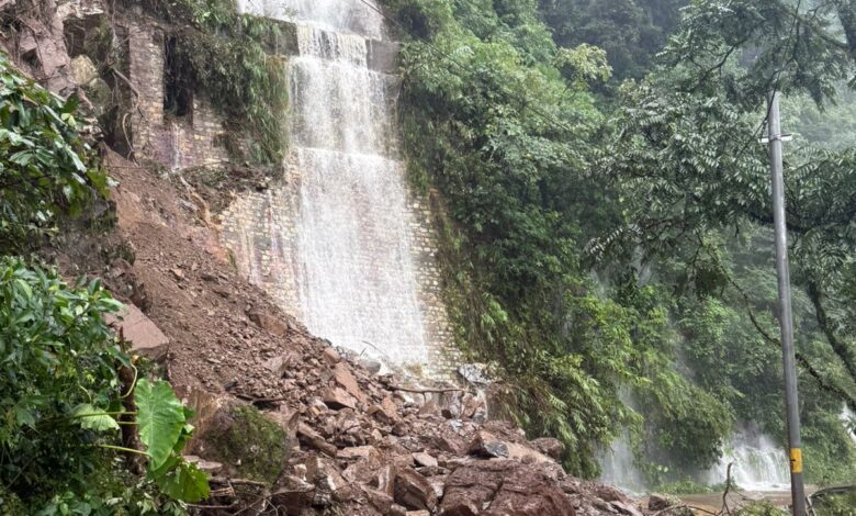 पिथौरागढ़ में भारी बारिश से हुए लैंडस्लाइड से दो दर्जन सड़कें बंद