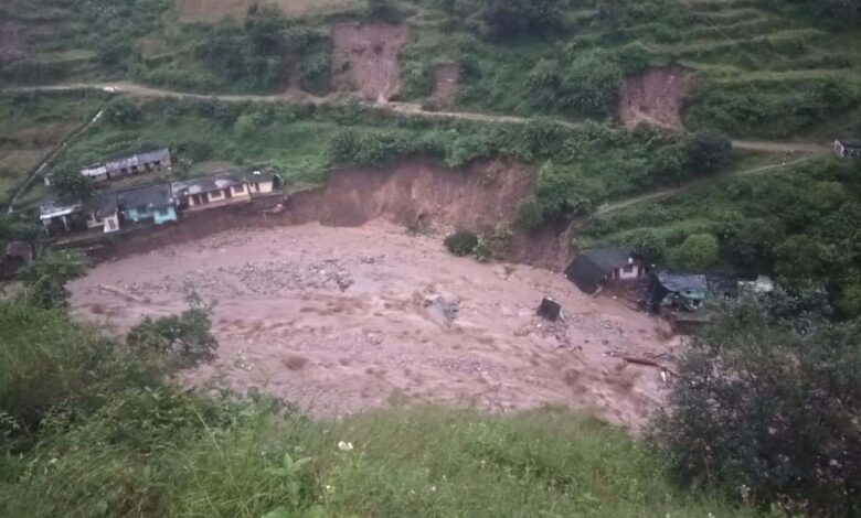 चमोली नंदानगर में बादल फटा, मलबे में दबे 12 लोग, मलबा आने से कई घरों को हुआ नुकसान
