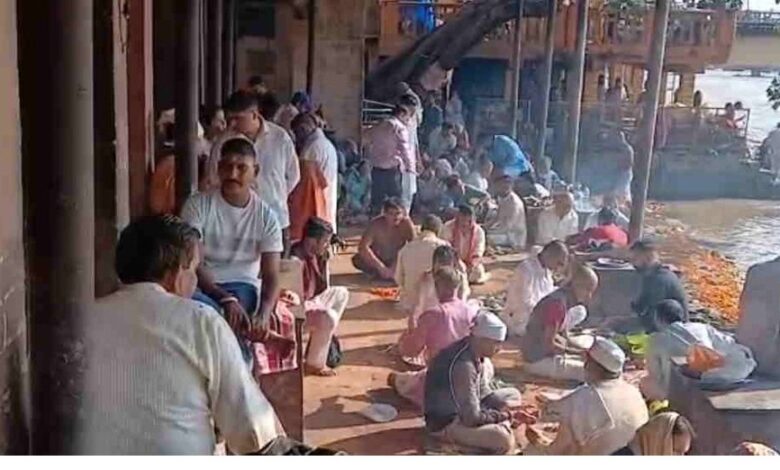 श्राद्ध के अंतिम दिन धर्मनगरी में पित्रों के तर्पण के लिए उमड़ी भीड़ श्राद्ध के अंतिम दिन धर्मनगरी में पित्रों के तर्पण के लिए उमड़ी भीड़