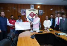 सीएम ने तीन मृतक कार्मिकों के परिजनों को 50-50 लाख की सहायता राशि के चेक प्रदान किये सीएम ने तीन मृतक कार्मिकों के परिजनों को 50-50 लाख की सहायता राशि के चेक प्रदान किये