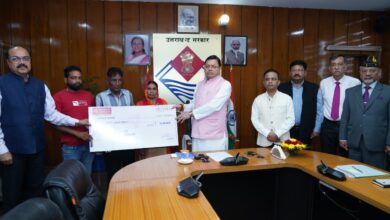 सीएम ने तीन मृतक कार्मिकों के परिजनों को 50-50 लाख की सहायता राशि के चेक प्रदान किये
